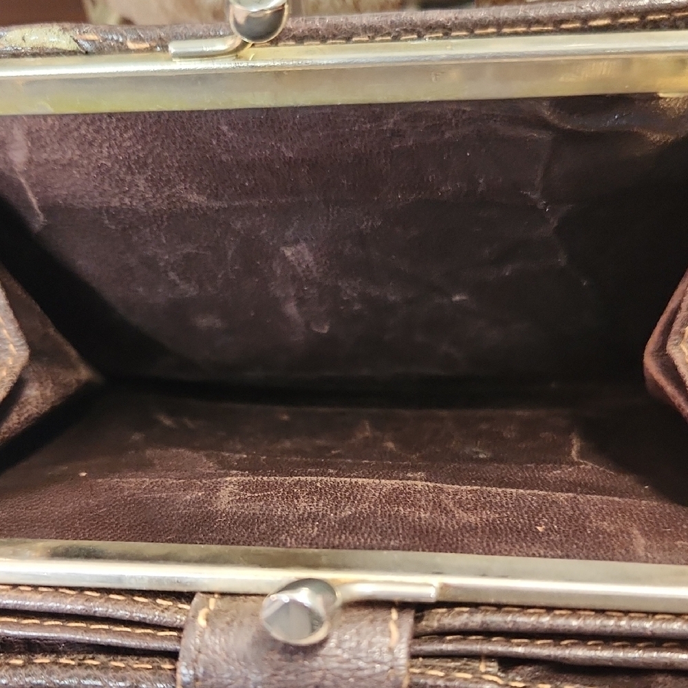 Vintage Gucci Beige and Brown Wallet with Signature Stripe - Picture 4 of 12